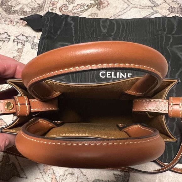 CELINE MINI VERTICAL CABAS IN TRIOMPHE CANVAS & CALFSKIN WITH CELINE PRINT TAN - Picture 7 of 10